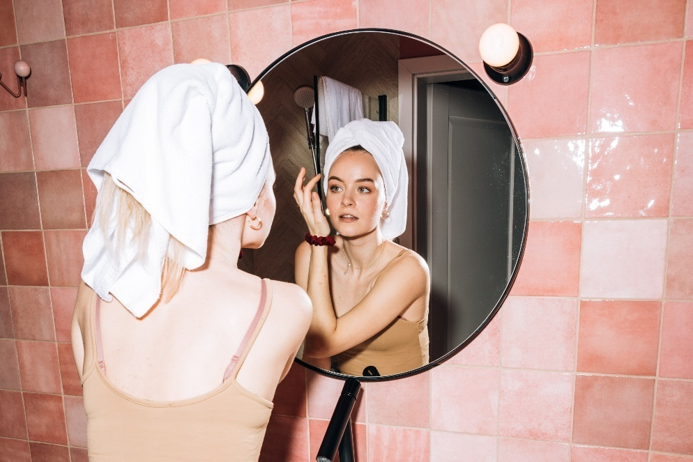 Woman doing her skincare routine