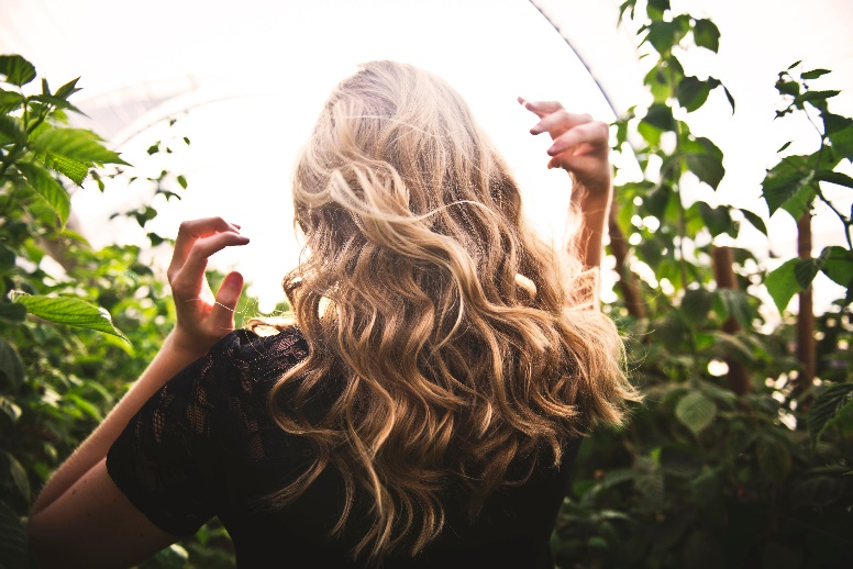 Blonde wavy hair