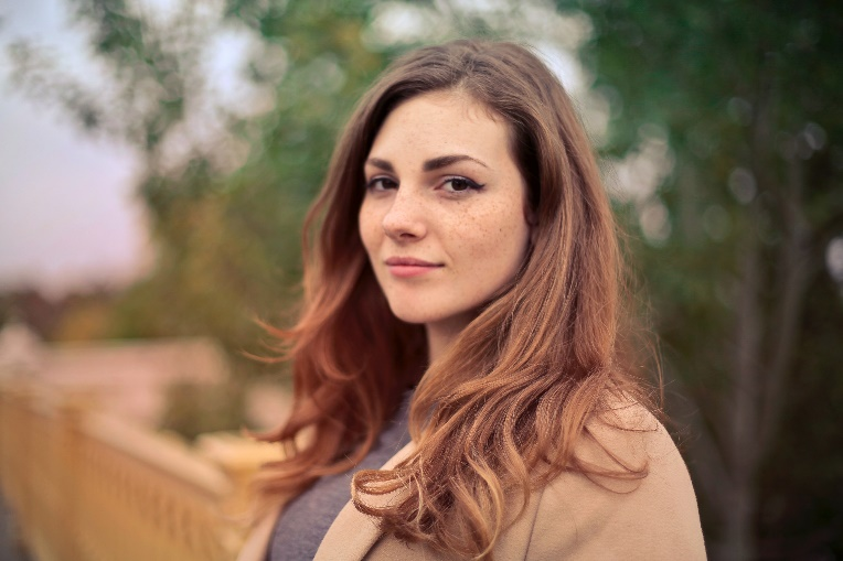 Light-colored hair tips