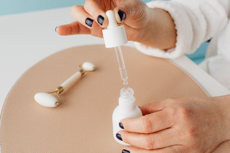Nurturing Your Skin Naturally: Exploring the Benefits of Natural Skincare Treatments 2 A dropper bottle and a jade roller